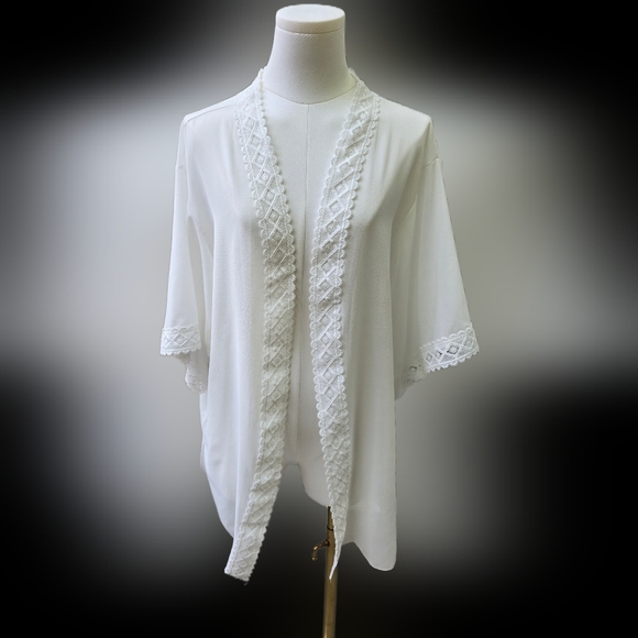 EoMENIE Elegant White Lace Trim Komono - Picture 1 of 4